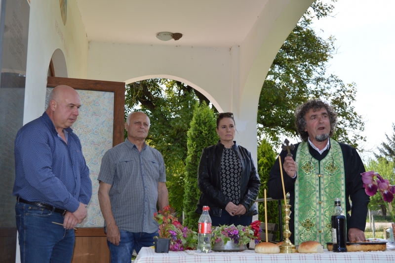 В село Долно Озирово осветиха курбан в чест на СВ. Св. Константин и Елена /снимки/
