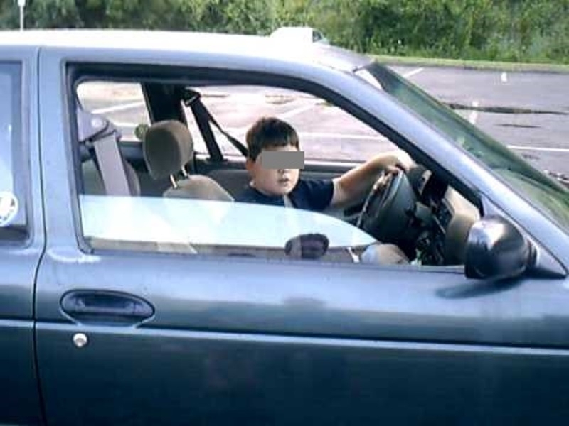 Служители на реда са хванали момче на 14 години да