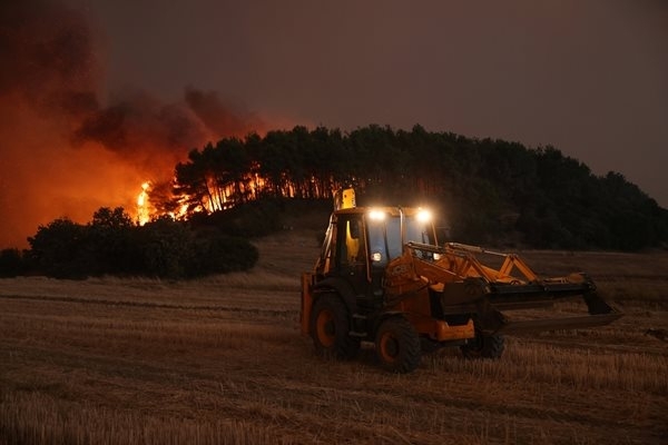 Пожарите в Северна Гърция взеха жертва Властите обявиха че тялото