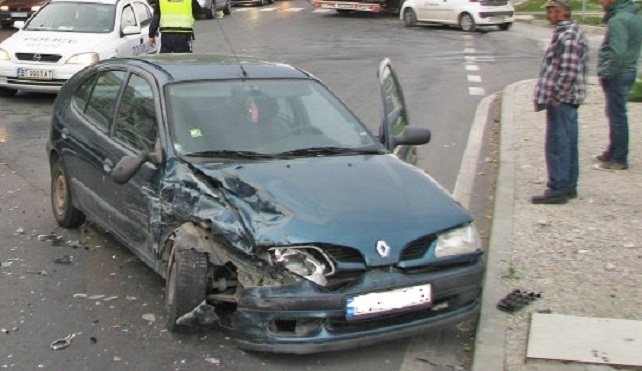 Неправоспособен шофьор е ударил двуколесна фреза и е ранил водача