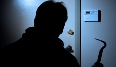 Полицията издирва апаш обрал къща в Берковица като пробил отвор