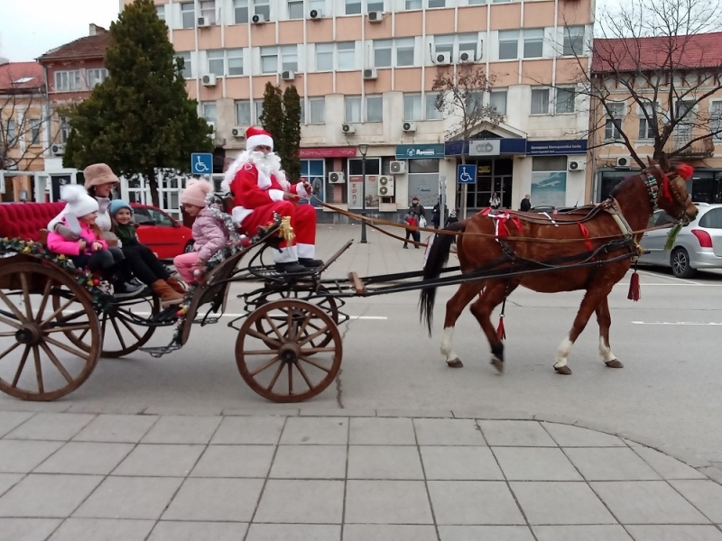 Файтонът на Дядо Коледа разхожда малки и големи в Монтана /снимки/