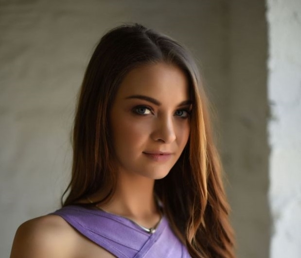 Емилия Пейдж започва неделята с впечатляващо лилаво присъствие и други