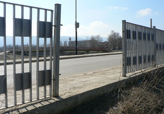 Крадци разграбиха оградата на бивше училище във врачанското село Борован