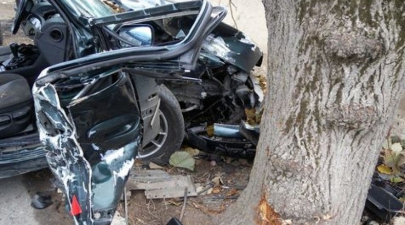 Русенец загинал при катастрофа след зверски удар в дърво Пътният
