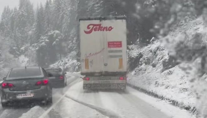 Два сигнала за закъсали автомобили са подадени в полицията заради