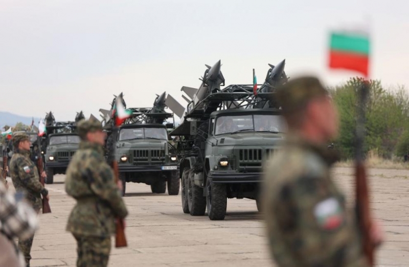 МО предупреди: Военна техника тръгва по пътищата на България