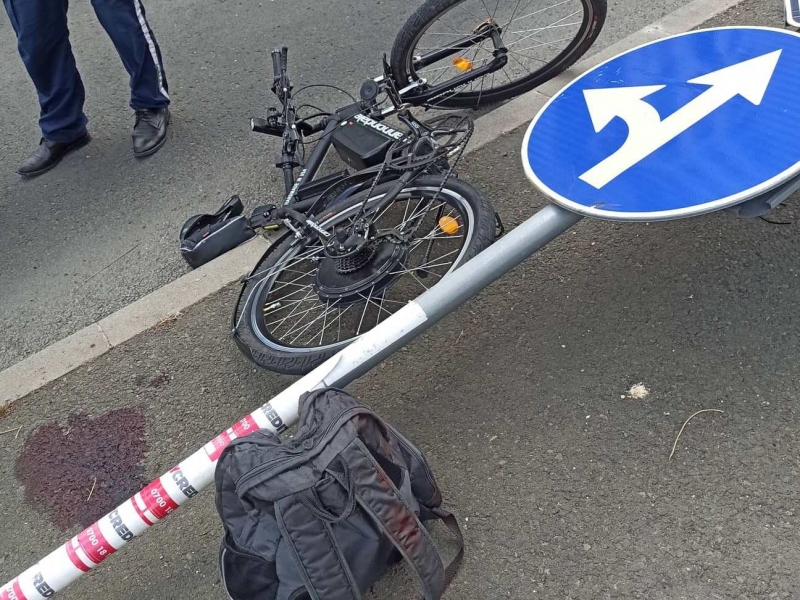 Мъж е с опасност за живота след падане от колело