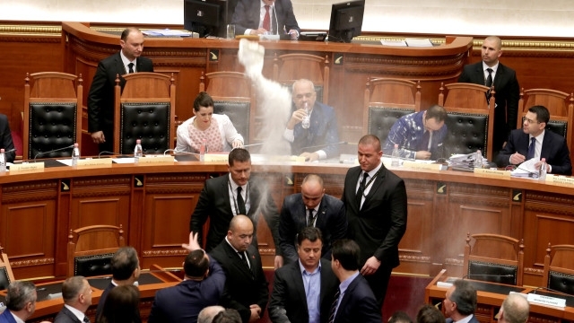 Албанският премиер Еди Рама бе замерян днес в парламента с