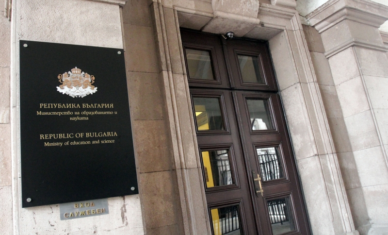 Професор и университетски преподавател получил две научни титли с плагиатство