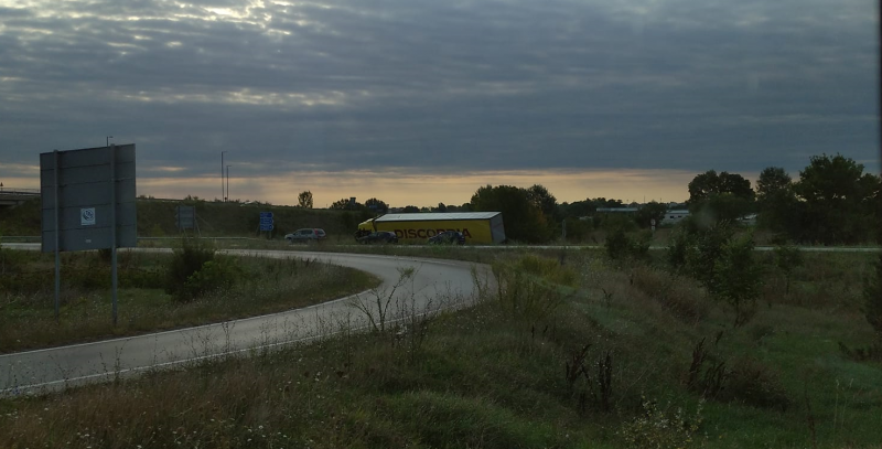 ТИР излезе от пътя и падна в канавка край Видин