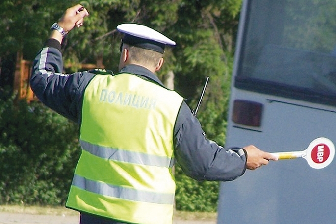 Неправоспособен е бил хванат зад волана на автомобил с изтекли