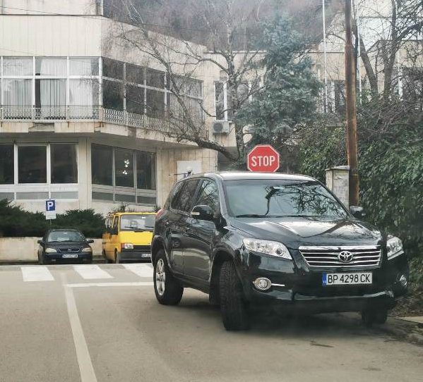 Поредният нагъл шофьор вбеси врачани с паркирането си научи агенция