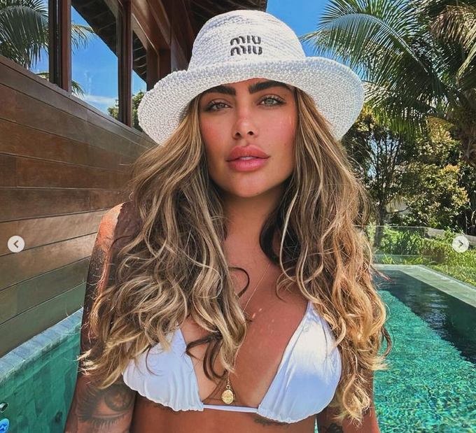 Рафаела Сантош обича да провокира с огромното си деколте и