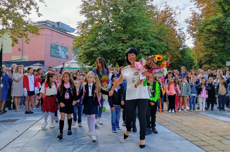 С тържествено издигане на националния флаг посрещане на училищното знаме