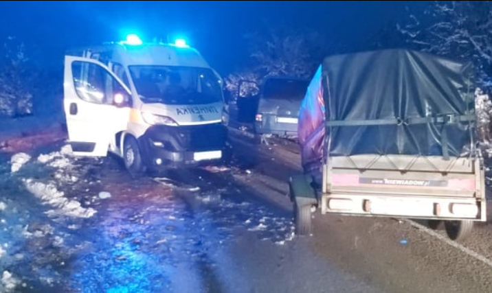 Тежка катастрофа между линейка и бус затвори тази вечер път