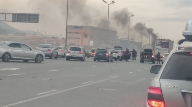 ТИР със сръбска регистрация се възпламени преди минути на околовръстен