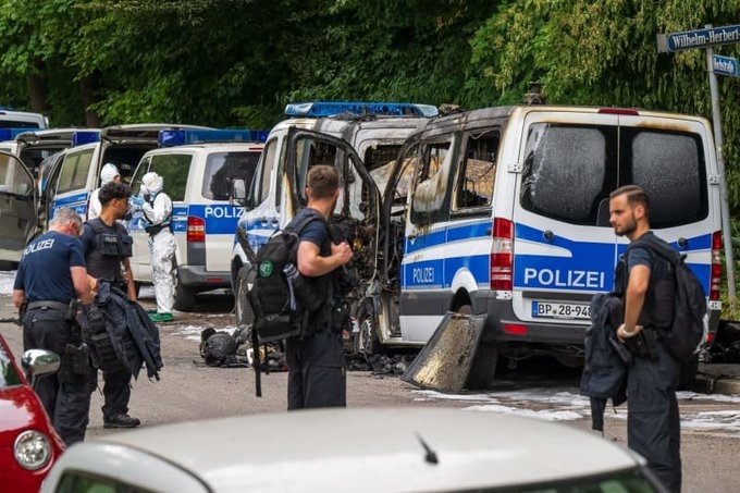 Осем автобуса на германската полиция за борба с безредиците са