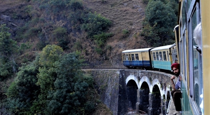 Най малко 13 пътници загинаха а най малко две дузини бяха ранени в