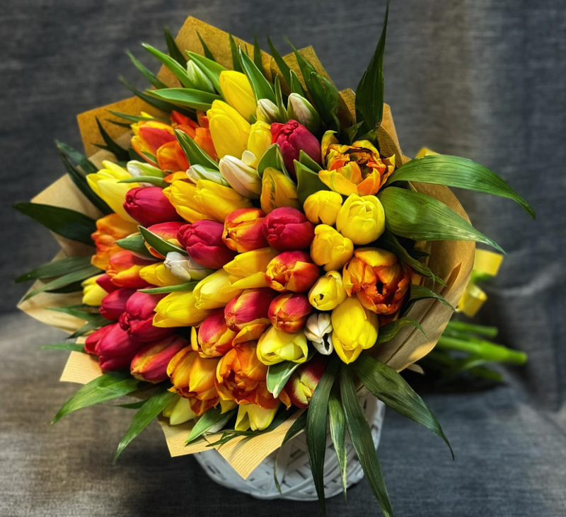 На осми март цветята остават най-предпочитаният подарък. Тази година цените