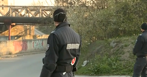 Поставиха контролно пропусквателни пунктове на входовете и изходите на махалите в