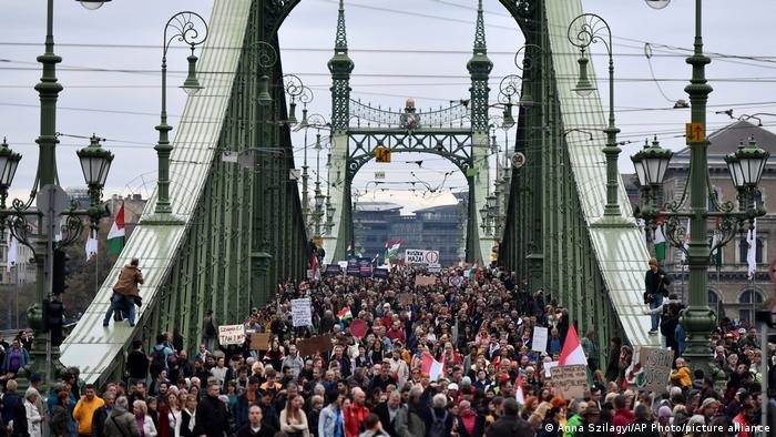 Десетки хиляди унгарци излязоха на протест в Будапеща срещу образователната