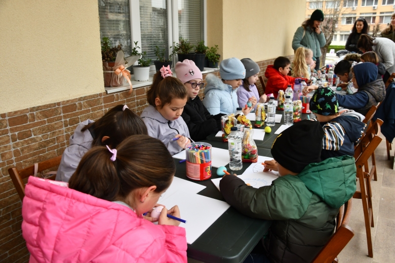 Великденски пленер събра малчуганите на Вършец пред читалището /снимки/