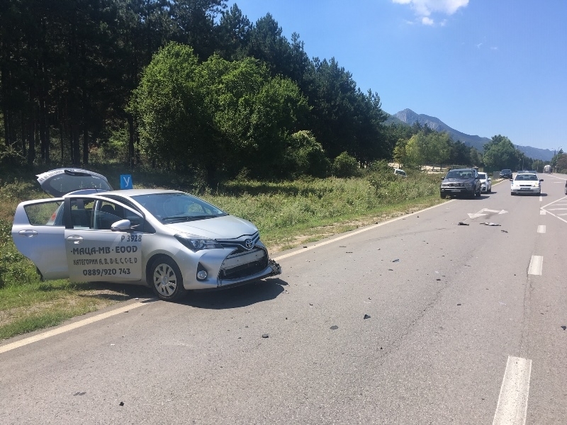 Двама души са в болница след вчерашната катастрофа с учебен