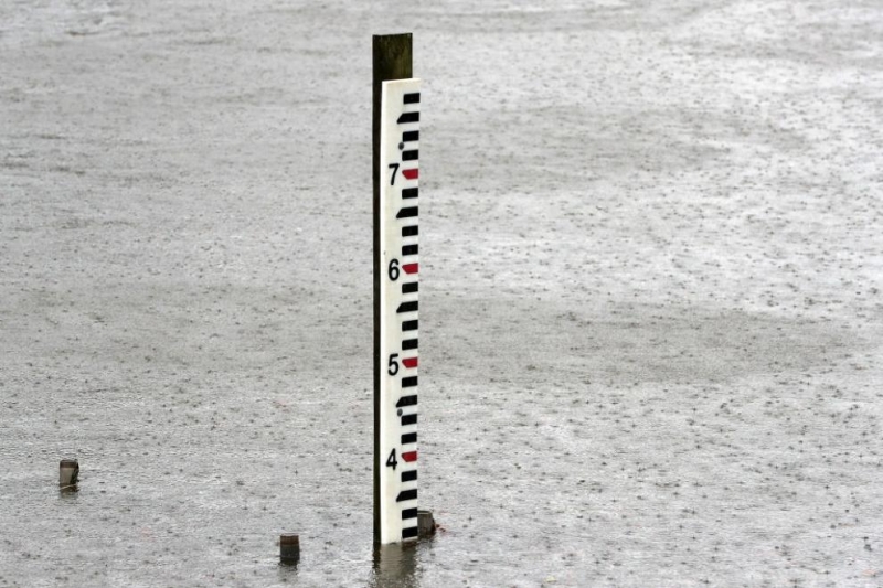 Тежки наводнения сполетяха столицата на Индонезия докато жителите празнуваха настъпването