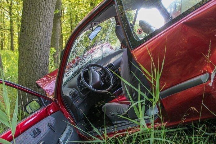 Почерпен младеж се заби с колата си в дърво във