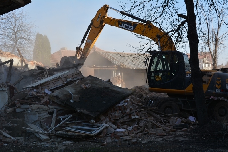 Опасна сграда е била съборена публично в Монтана съобщиха от