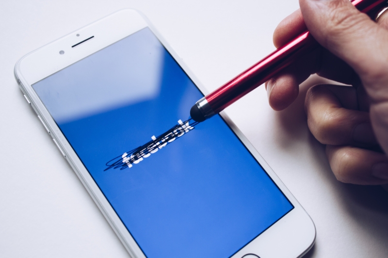 За голям срив във Facebook и  Messenger докладват стотици хиляди