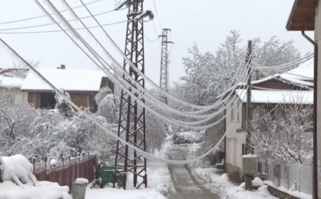 Снегът остави без електричество абонати в 10 ина населени места от