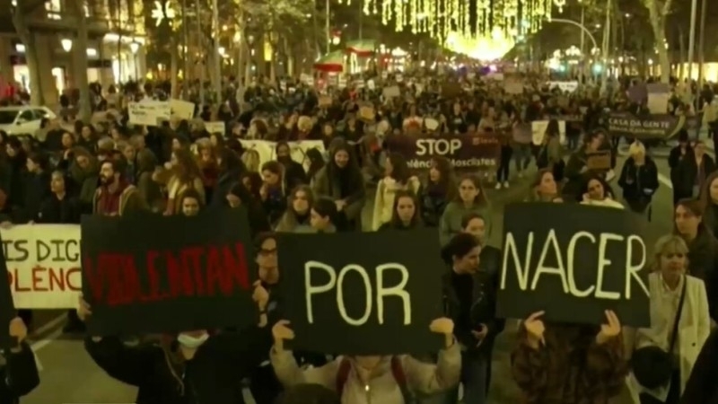 Десетки хиляди се включиха в шествия срещу насилието над жени