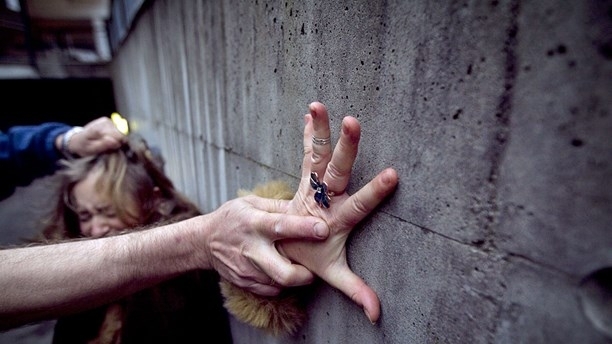 Вбесен шофьор набил жена и я пратил в болница заради