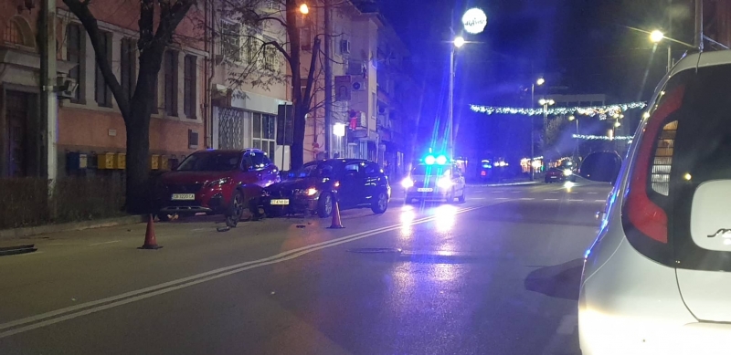 Пиян тийнейджър помете с чужд Мерцедес паркирана кола в Лом