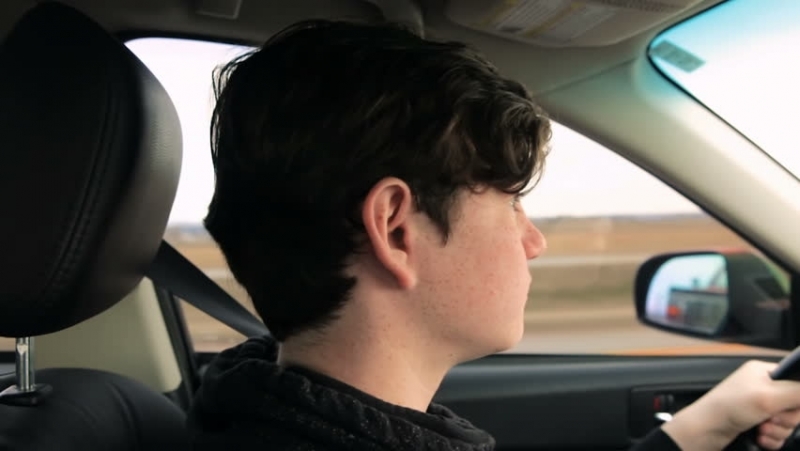 Неправоспособен хлапак е заловен да кара кола без номера във