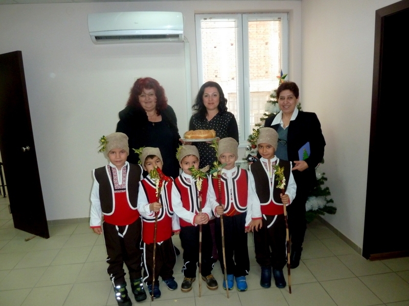 Малки коледарчета от детска градина Юрий Гагарин с филиал в