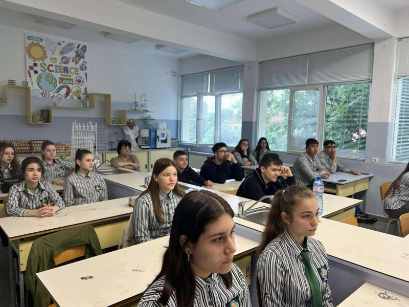 Деветокласници от ППМГ–Враца показаха научни и практически умения по биология и химия /снимки/