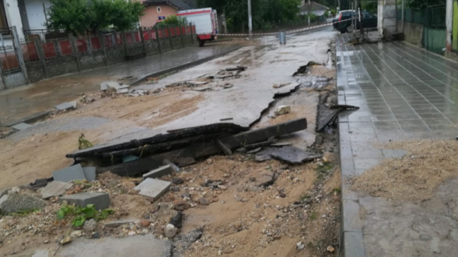 Продължава отводняването на къщи и разчистването на улици след проливния дъжд в