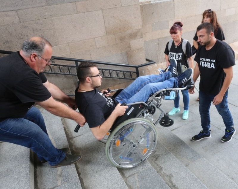 Родители на деца с увреждания призоваваха премиера Бойко Борисов да слезе при тях