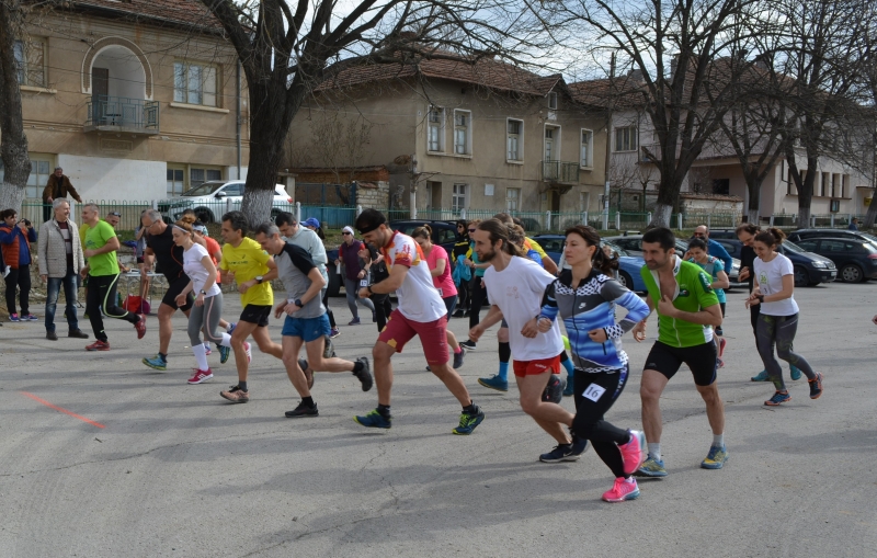 Планинско бягане събра 34 любители на спорта на центъра в