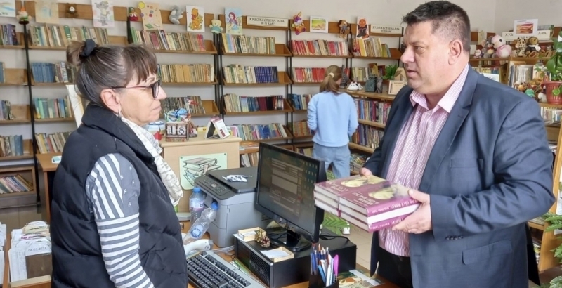 Стотици стихосбирки от български автори дариха кандидатите за народни представители