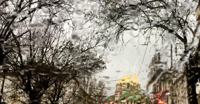 През нощта с преминаването на нов средиземноморски циклон валежите от