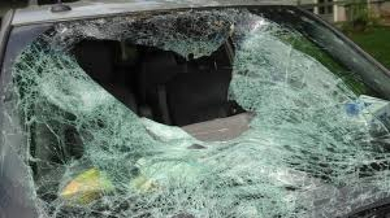 Жена е счупила стъкло на лек автомобил в Криводол съобщиха
