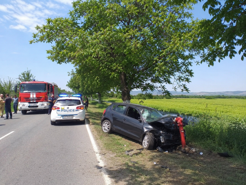 Drink and drive! Пиян мъж се заби с колата си в противопожарен кран в Монтанско и избяга, спипаха го след половин час