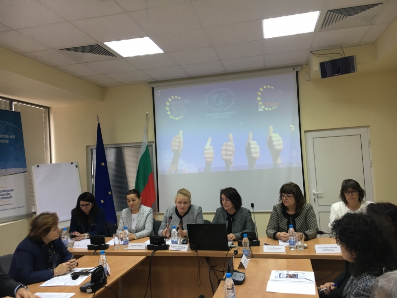Областният управител Малина Николова приветства участниците в работната среща по