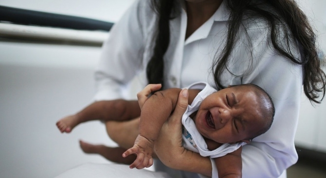 Новородено от индианско племе в Бразилия оцеля, след като е