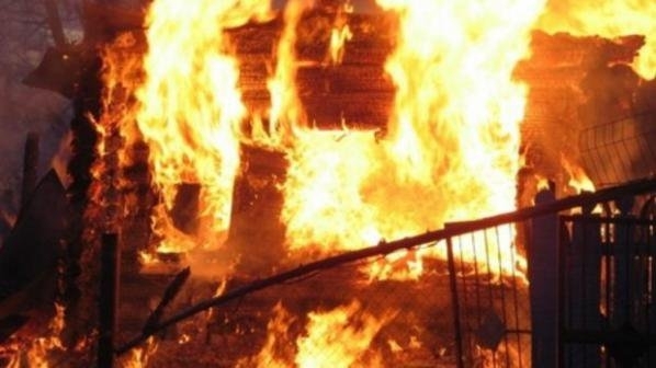 Пожар е пламнал във врачанско село, съобщиха от полицията. На