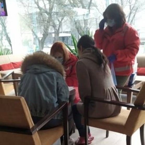 Целият младежки отбор по гребане и двамата му треньори от